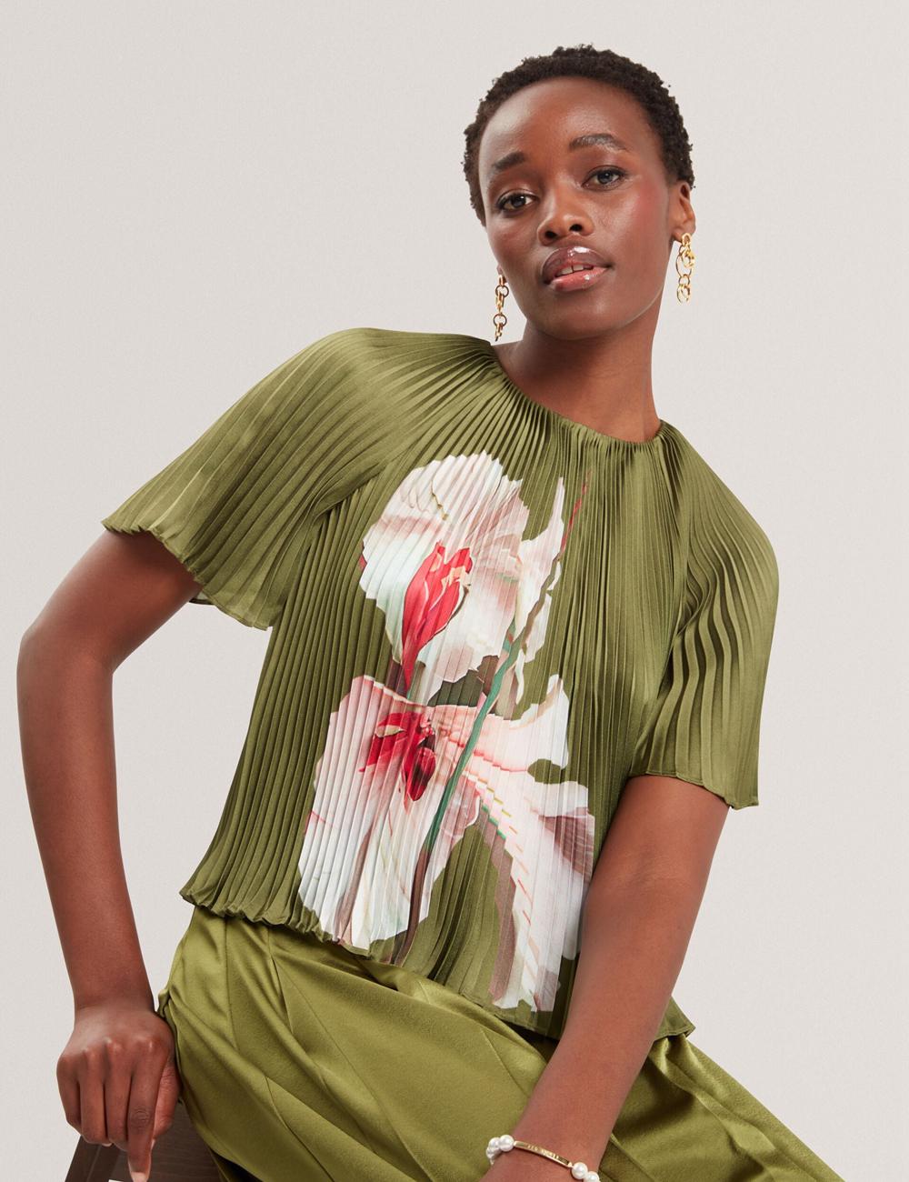 Ted Baker LIONAA - Floral Graphic Pleated Satin Short Sleeve ブラウス レディース 緑 | Japan  HPEL-91054